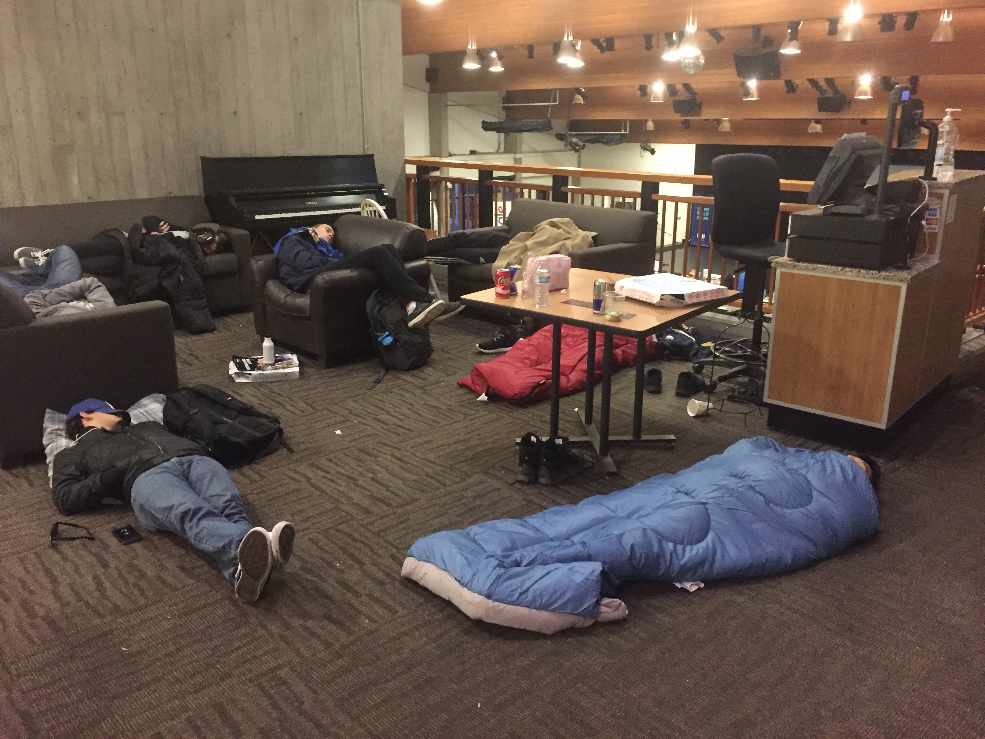 睡的到處都是的參賽者